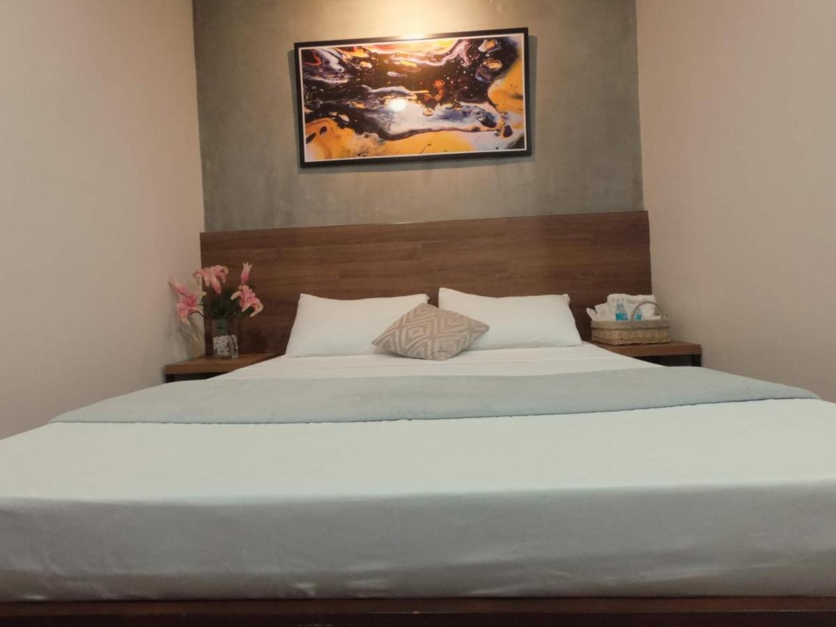 A&E Apartelle Bacolod Esterno foto