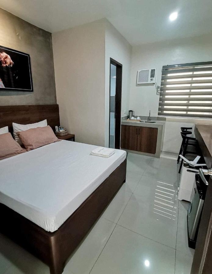 A&E Apartelle Bacolod Esterno foto