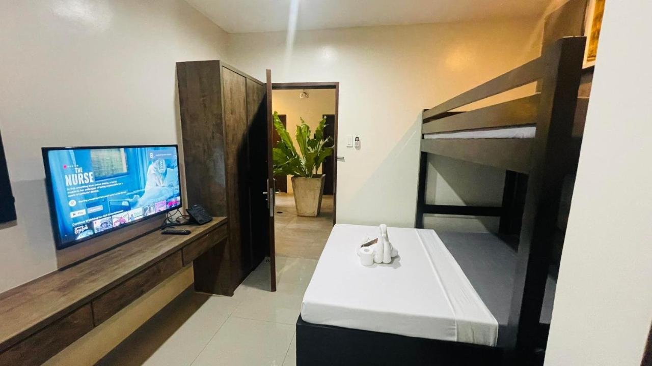 A&E Apartelle Bacolod Esterno foto