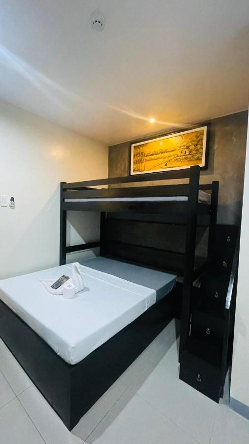 A&E Apartelle Bacolod Esterno foto