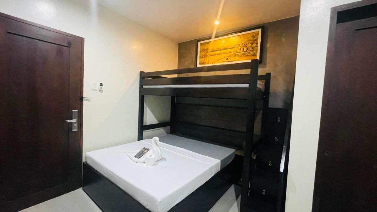 A&E Apartelle Bacolod Esterno foto